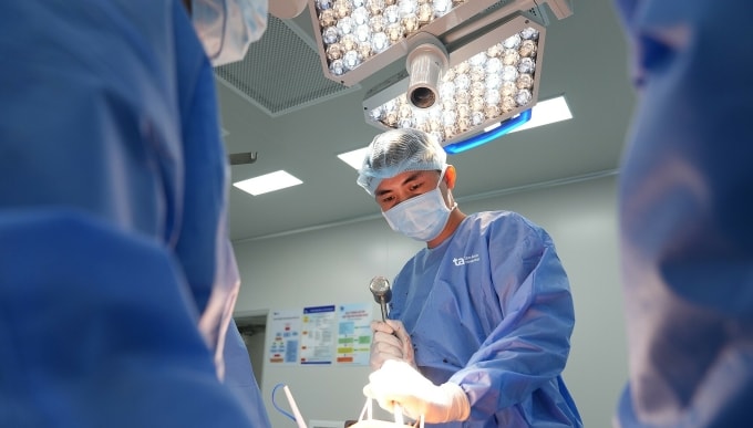 Bác sĩ Lưu thực hiện thay khớp cho bà Nga. Ảnh: Bệnh viện Đa khoa Tâm Anh