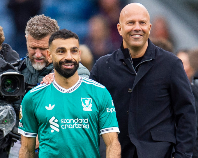 HLV Arne Slot (phải) và Mohamed Salah tươi cười sau trận Liverpool thắng Burnley 1-0 trên sân Turf Moor, Burnley, Lancashire, Anh ngày 14/9/2025. Ảnh: EPA