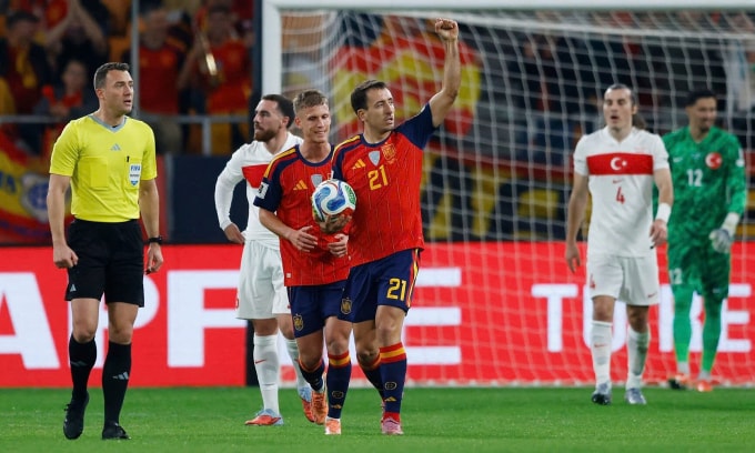 Tiền đạo Mikel Oyarzabal (số 21) mừng bàn thắng cho Tây Ban Nha trong trận gặp Thổ Nhĩ Kỳ trên sân Cartuja, thành phố Seville, Tây Ban Nha, vòng loại World Cup 2026 tối 18/11/2025. Ảnh: Reuters