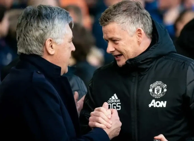 Solskajer (phải) bắt tay Ancelotti khi cả hai còn cùng làm việc ở Ngoại hạng Anh.