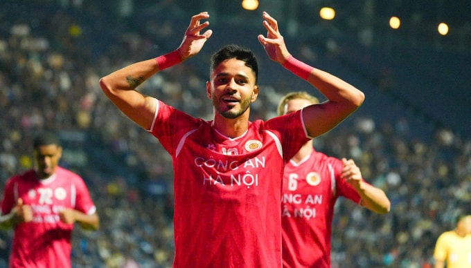 Leo Artur mừng bàn mở tỷ số cho CAHN. Ành: CAHNFC