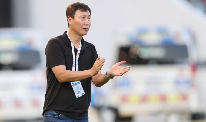 HLV Kim Sang-sik vỗ tay động viên các cầu thủ trong trận Việt Nam - Lào trên sân Rajamangala, Bangkok ở lượt đầu bảng B môn bóng đá nam SEA Games 33 chiều 3/12. Ảnh: Đức Đồng