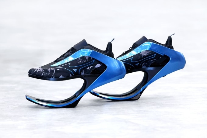 Đôi giày cà kheo Mobilaria β trưng bày tại Japan Mobility Show.