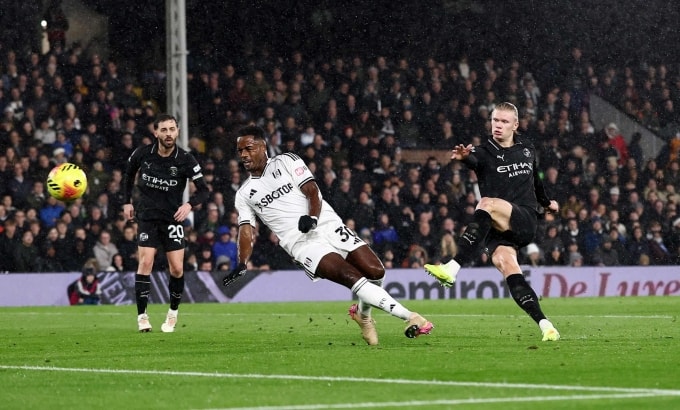 Haaland (phải) dứt điểm, mở tỷ số trận Man City hạ chủ nhà Fulham 5-4 trên sân Craven Cottage, London ở vòng 14 Ngoại hạng Anh ngày 2/12. Ảnh: Reuters