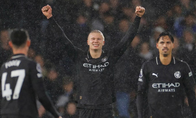 Haaland (giữa) mừng bàn thắng vào lưới Fulham trên sân Craven Cottage, thành phố London, Vương quốc Anh tối 2/12/2025, Ảnh: Guardian