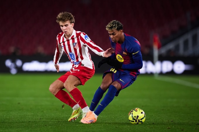 Yamal (phải) đi bóng trong trận gặp Atletico, trên sân Camp Nou, Barcelona, Tây Ban Nha hôm 2/12. Ảnh: Reuters