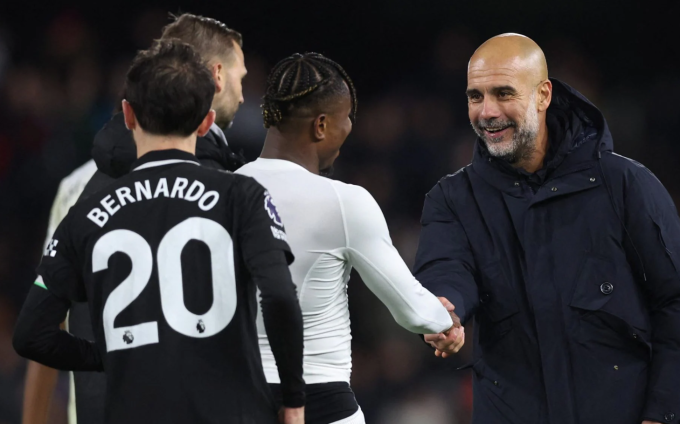 HLV Pep Guardiola (phải) bắt tay Samuel Chukwueze sau trận Man City thắng Fulham 5-4 trên sân Craven Cottage, London ở vòng 14 Ngoại hạng Anh ngày 2/12. Ảnh: Reuters