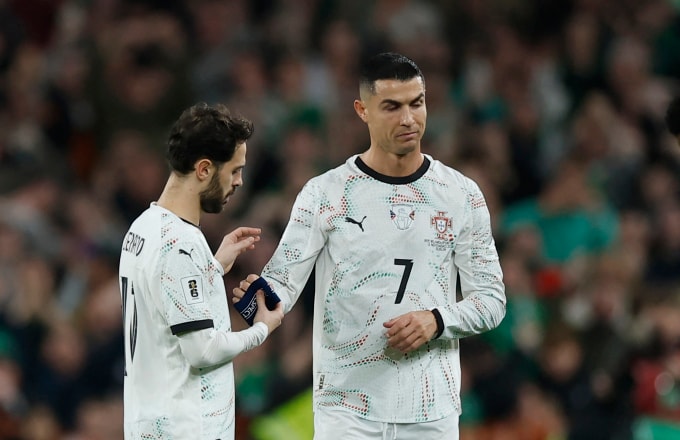 Cristiano Ronaldo trao băng đội trưởng cho Bernardo Silva sau khi bị phạt thẻ đỏ trực tiếp trong trận CH Ireland 2-0 Bồ Đào Nha hôm 13/11. Ảnh: Reuters