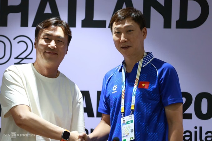 HLV Kim Sang-sik (phải) bắt tay HLV Ha Hyeok-jun ở họp báo trước trận Việt Nam gặp Lào tại bảng B SEA Games 33, ở sân Rajamangala, ngày 2/12/2025. Ảnh: Đức Đồng