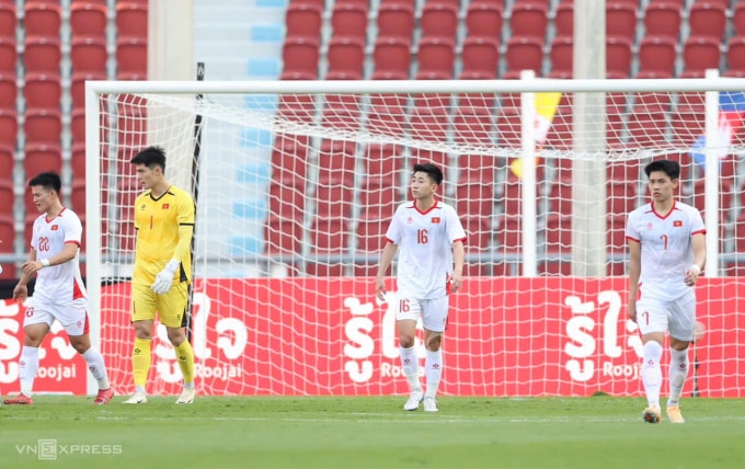 Cầu thủ Việt Nam thất vọng khi Lào gỡ 1-1 ở lượt ra quân bảng B SEA Games 33, trên sân Rajamangala ở Bangkok, Thái Lan ngày 3/12/2025. Ảnh: Đức Đồng