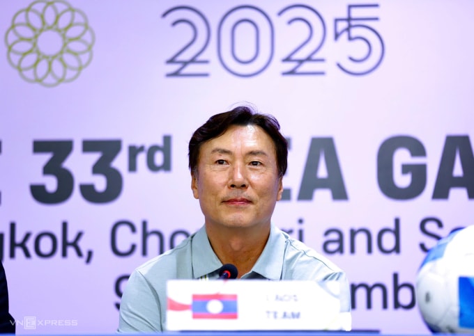 HLV Ha Hyeok-jun dự họp báo sau trận Lào thua Việt Nam 1-2 ở lượt ra quân bảng B SEA Games 33. Ảnh: Đức Đồng