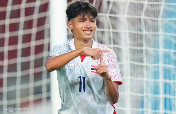 Tiền vệ Thái Lan Siraphop Wandee mừng bàn nâng tỷ số lên 2-0 trong trận thắng Timor Leste 6-1 ở lượt ra quân bảng A bóng đá nam SEA Games 33, trên sân Rajamangala ở Bangkok, Thái Lan ngày 3/12/2025. Ảnh: Đức Đồng