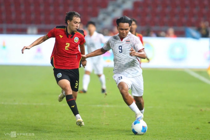Tiền đạo Thái Lan Yotsakorn Burapha (áo trắng) lập hat-trick trong trận thắng Timor Leste 6-1 ở lượt ra quân bảng A bóng đá nam SEA Games 33, trên sân Rajamangala ở Bangkok, Thái Lan ngày 3/12/2025. Ảnh: Đức Đồng