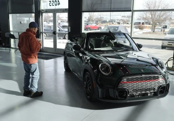 Một khách hàng xem xe tại đại lý của Mini Cooper tại Loveland, Colorado, cuối năm 2023. Ảnh: AP