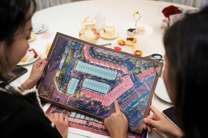 Khách mời tham dự sự kiện được tư vấn về sản phẩm và chính sách bán hàng mới. Ảnh: SJ Group