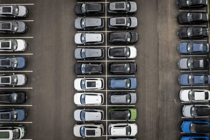 Ôtô trưng bày tại một đại lý ở Boulder, bang Colorado hồi đầu năm. Ảnh: WSJ