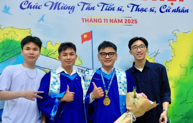 Quang cùng những người bạn thân thiết trong ngày tốt nghiệp. Ảnh: Nhân vật cung cấp