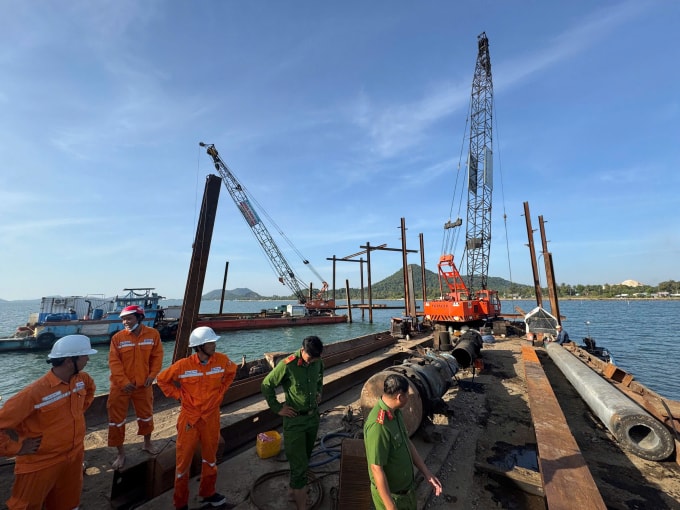 Điện lực An Giang phối hợp với lực lượng chức năng chuẩn bị dựng trụ, xây dựng đường dây tạm 110kV trên không để cấp điện cho Phú Quốc. Ảnh: Đình Hoàng