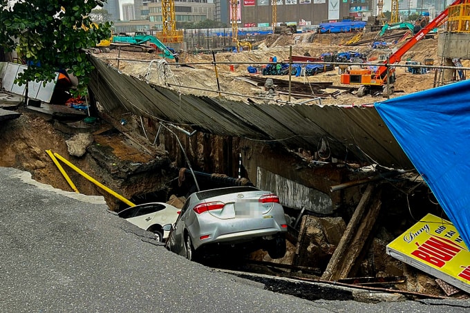 Hố tử thần nuốt chửng 2 ô tô, cạnh công trình thi công cao ốc, chiều 3/12. Ảnh: Ngọc Trường