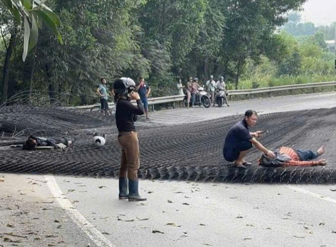 Nhiều người bị thương nặng chờ xe cấp cứu. Ảnh: Thái Hà