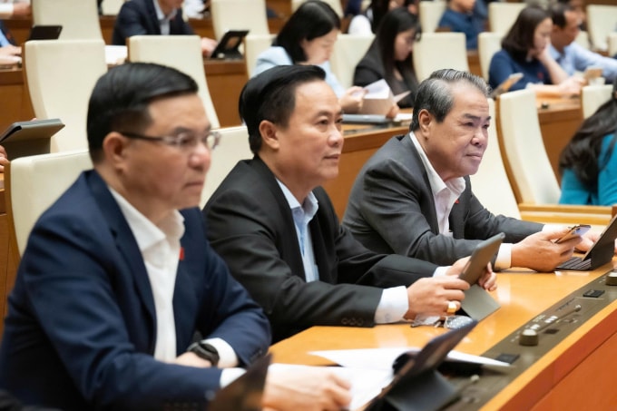 Đại biểu Quốc hội bấm nút thông qua dự án Luật chiều 3/12. Ảnh: Hoàng Phong