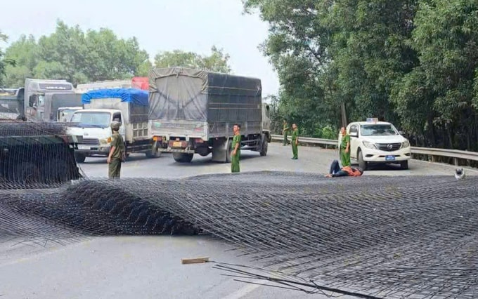 Thép rớt xuống đường va trúng người đi xe máy. Ảnh: Thái Hà