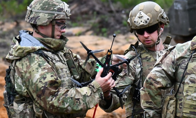 Binh sĩ Mỹ thực hành với drone trong diễn tập Phản ứng Chớp nhoáng 2025 ở thao trường Pabrade, Litva ngày 18/5. Ảnh: US Army