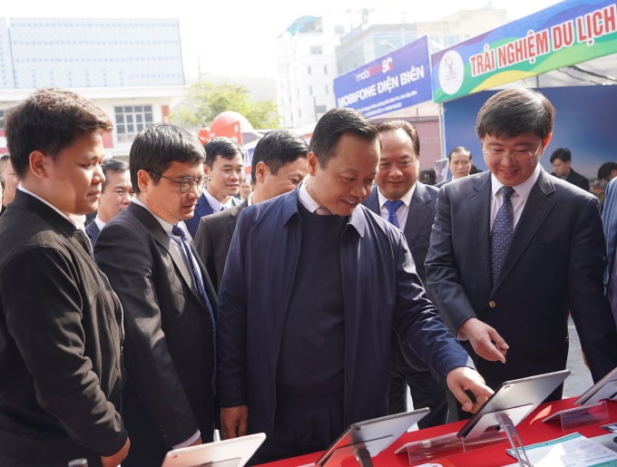 Thứ trưởng Khoa học và Công nghệ Bùi Hoàng Phương (bìa phải) cùng các đại biểu tham quan sản phẩm công nghệ số giới thiệu tại sự kiện. Ảnh: TTTT