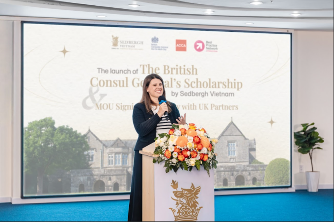 Bà Alexandra Smith, Tổng Lãnh sự Anh tại TP HCM nhấn mạnh học bổng là cam kết đầu tư dài hạn vào thế hệ lãnh đạo trẻ Việt Nam, qua các cơ hội giáo dục Anh quốc. Ảnh: Sedbergh Vietnam