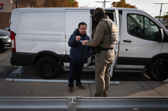 Biên phòng Mỹ kiểm tra giấy tờ của người dân Chicago, bang Illinois, ngày 6/11 trong đợt truy quét nhập cư. Ảnh: AFP