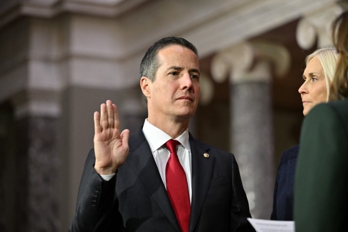 Thượng nghị sĩ Cộng hòa Bernie Moreno tuyên thệ nhậm chức ngày 3/1 tại Washington. Ảnh: Reuters