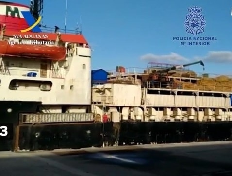 Một con tàu chở gia súc bị cảnh sát chặn trên biển năm 2023. Ảnh: Policia Nacional