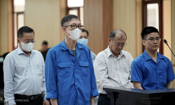 Các bị cáo nghe chủ tọa tuyên án, sáng 3/12. Ảnh: Trường Hà