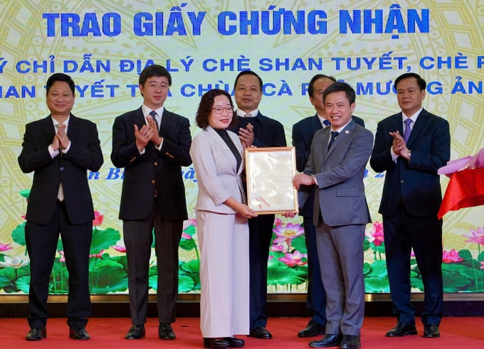 Lãnh đạo Bộ Khoa học và Công nghệ, đại diện lãnh đạo các tỉnh phía Bắc chứng kiến lễ trao Giấy chứng nhận Chỉ dẫn địa lý cho ba sản phẩm đặc sản địa phương. Ảnh: TTTT