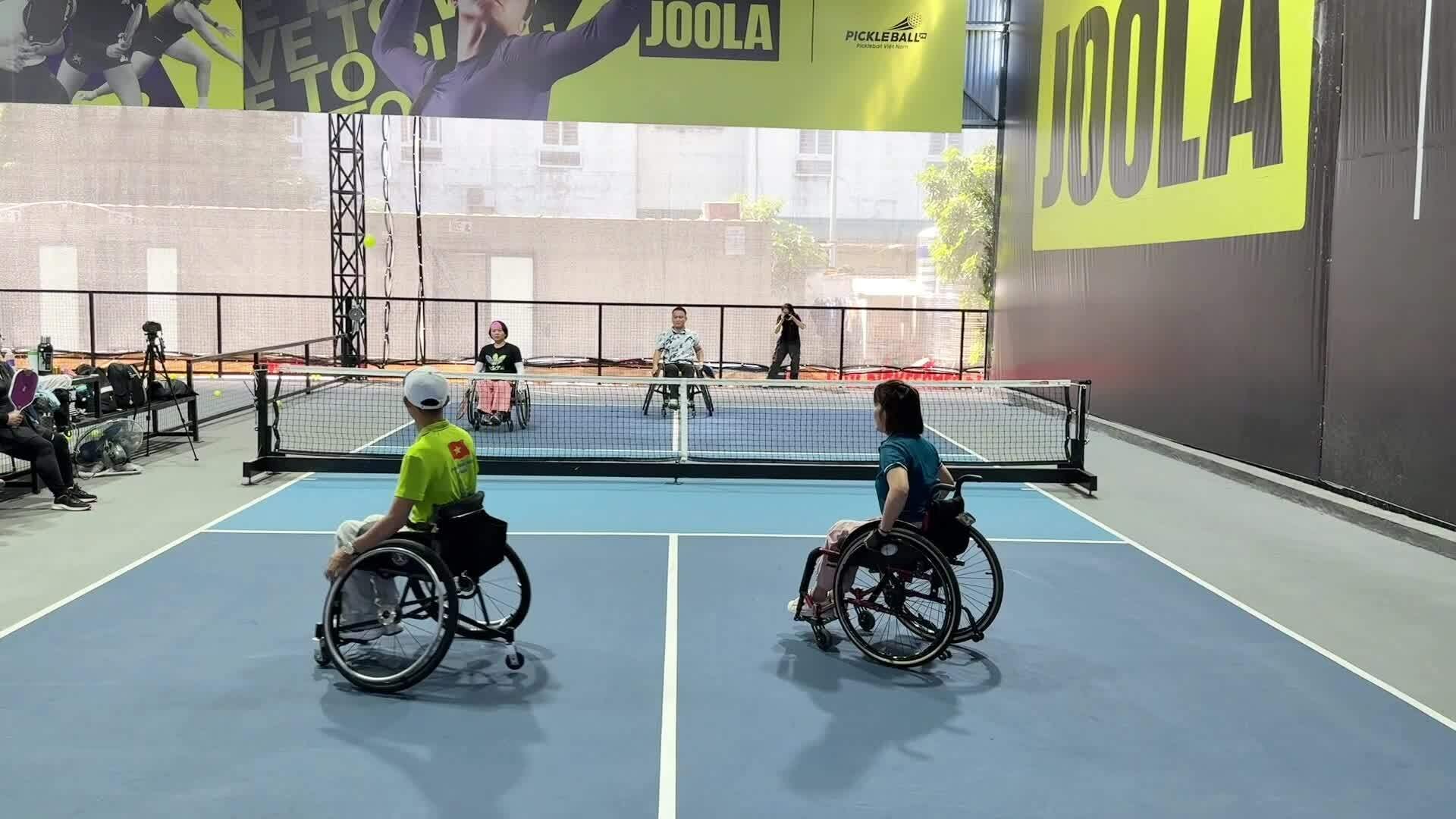 Chơi pickleball trên xe lăn