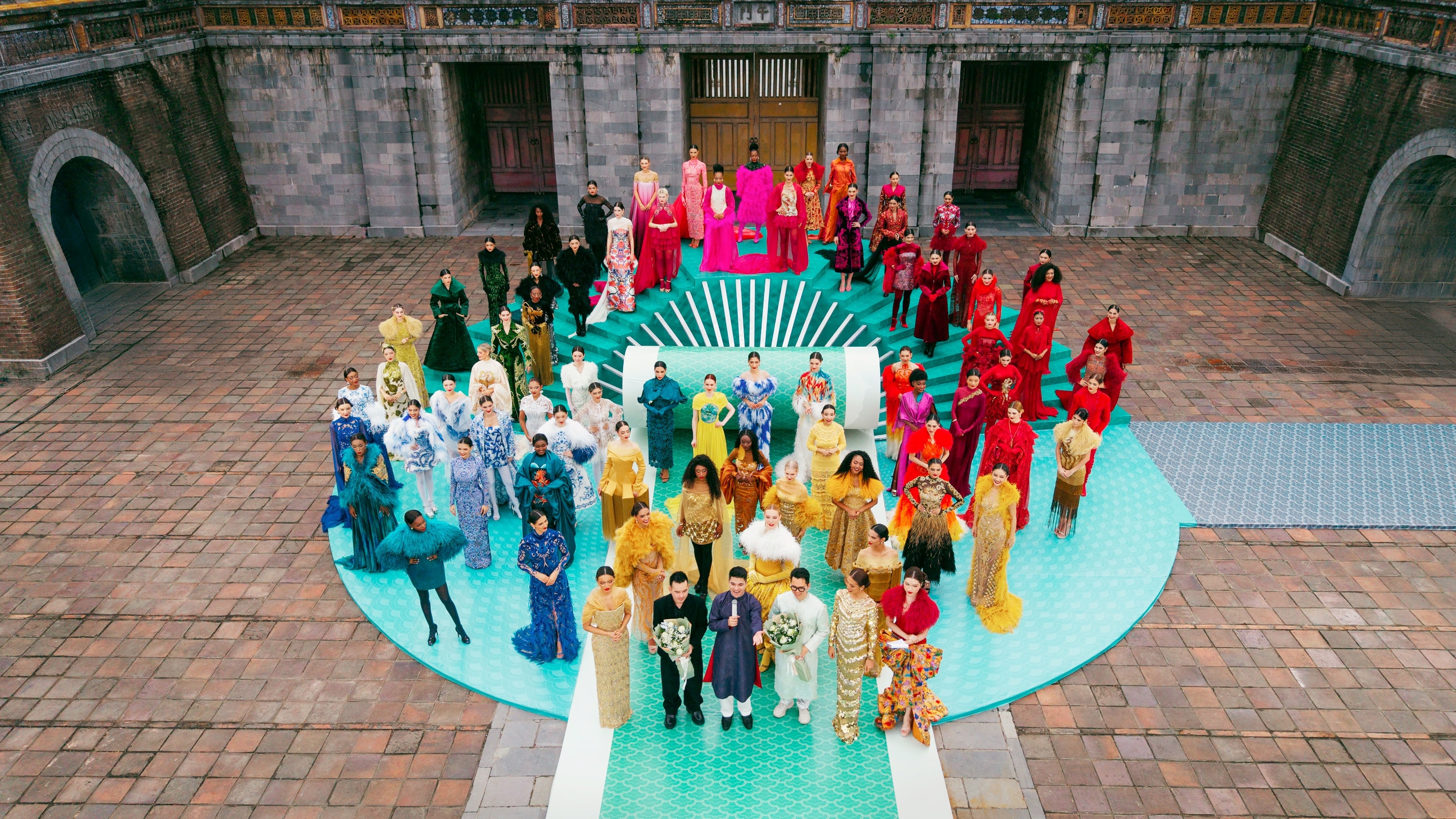 5 thí sinh diễn thời trang đẹp nhất tại Miss Cosmo