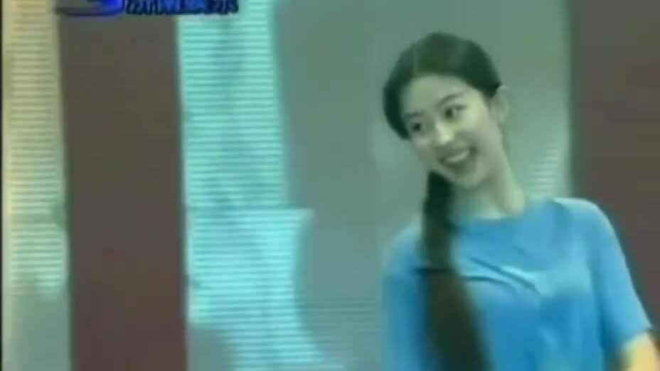 Lưu Hiểu Lợi hướng dẫn Lưu Diệc Phi múa