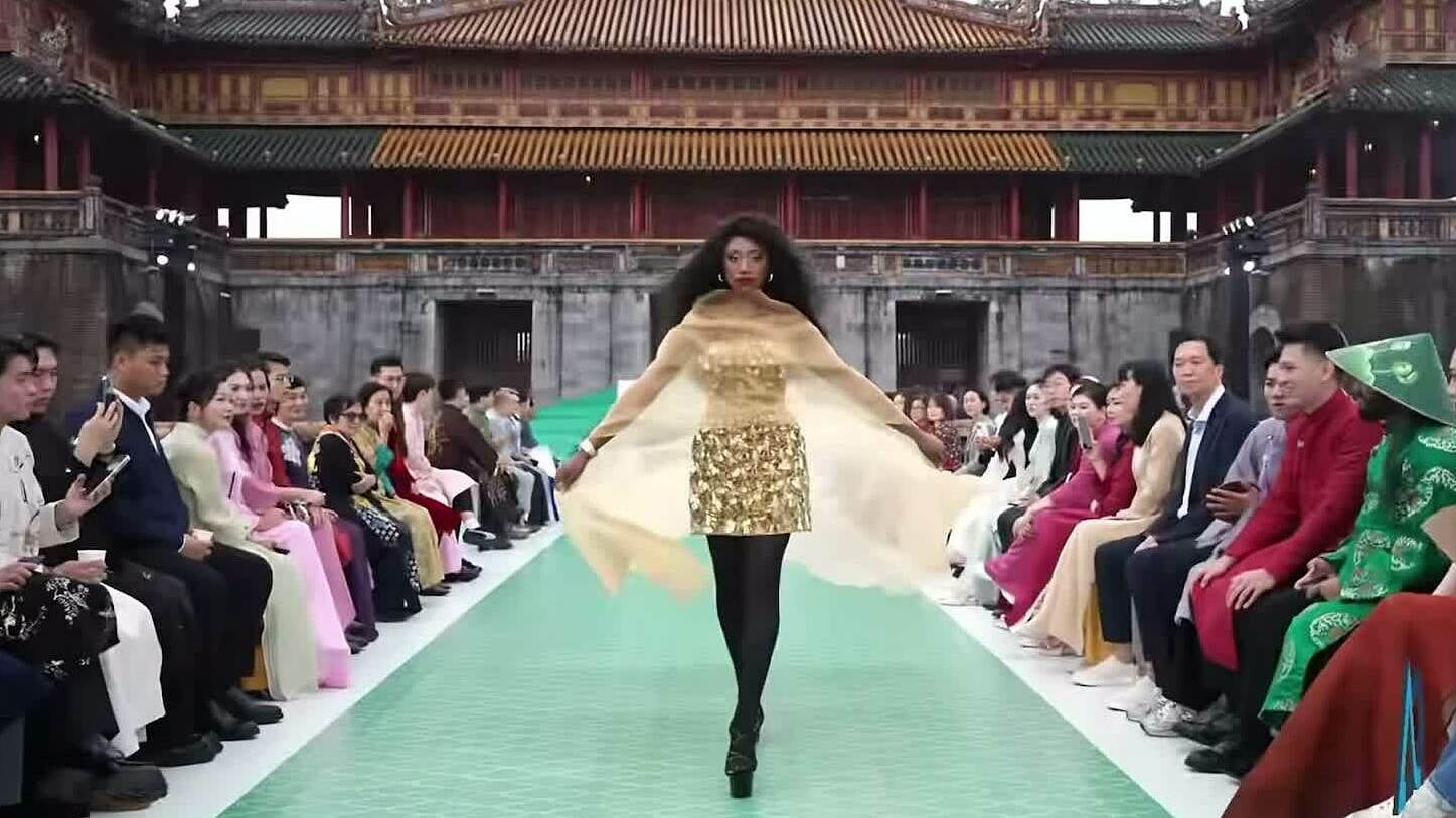 Miss Cosmo Sierra Leone diễn thời trang ở Huế