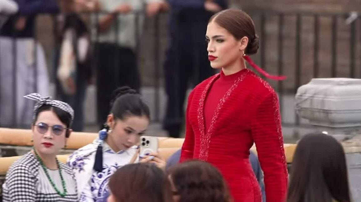 Mỹ nhân Cuba diễn thời trang tại Miss Cosmo 2025