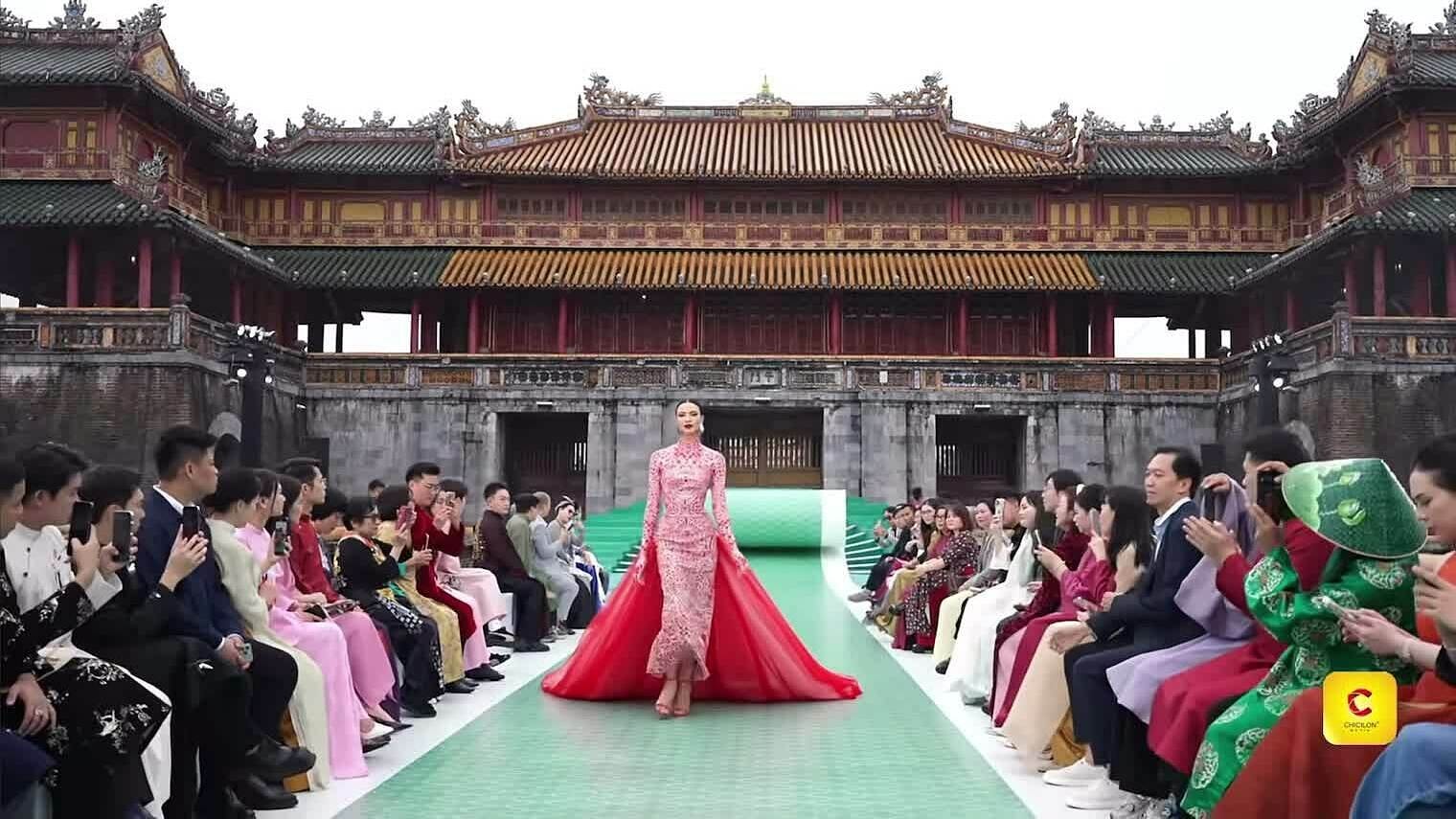 Người đẹp Colombia diễn thời trang tại Miss Cosmo