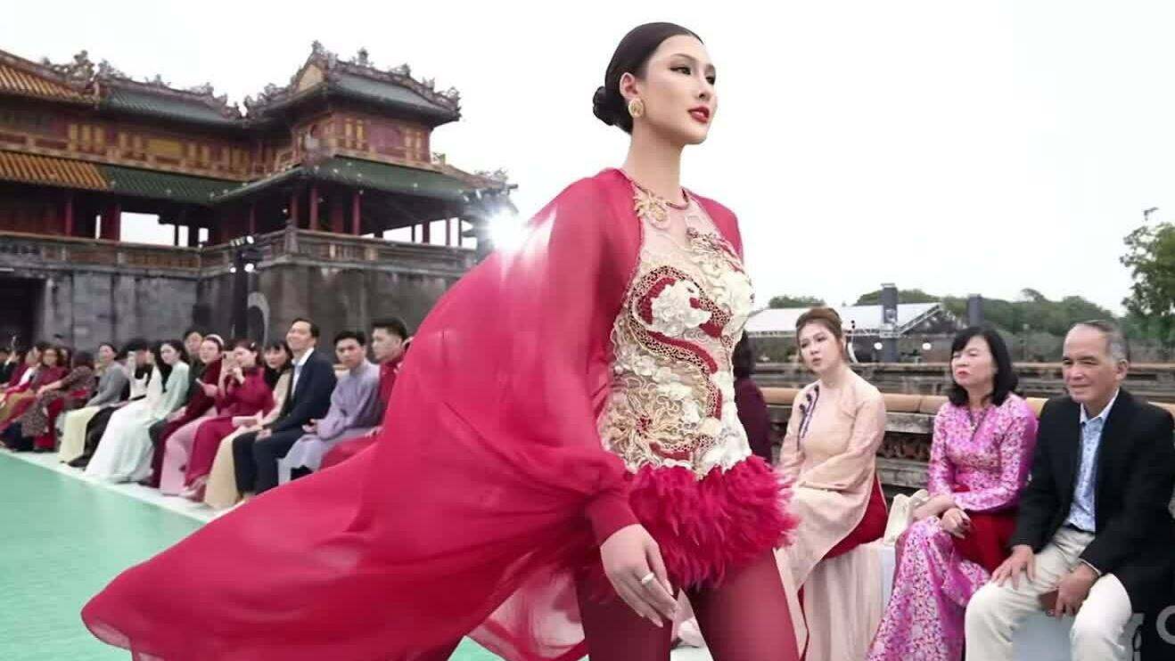 Người đẹp Thái Lan diễn thời trang tại Miss Cosmo