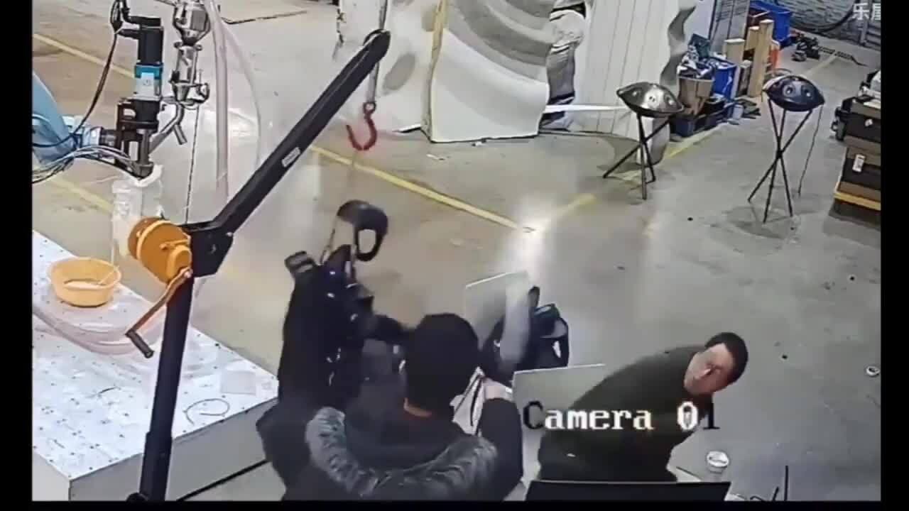 Robot Unitree H1 'nổi điên' tấn công kỹ sư