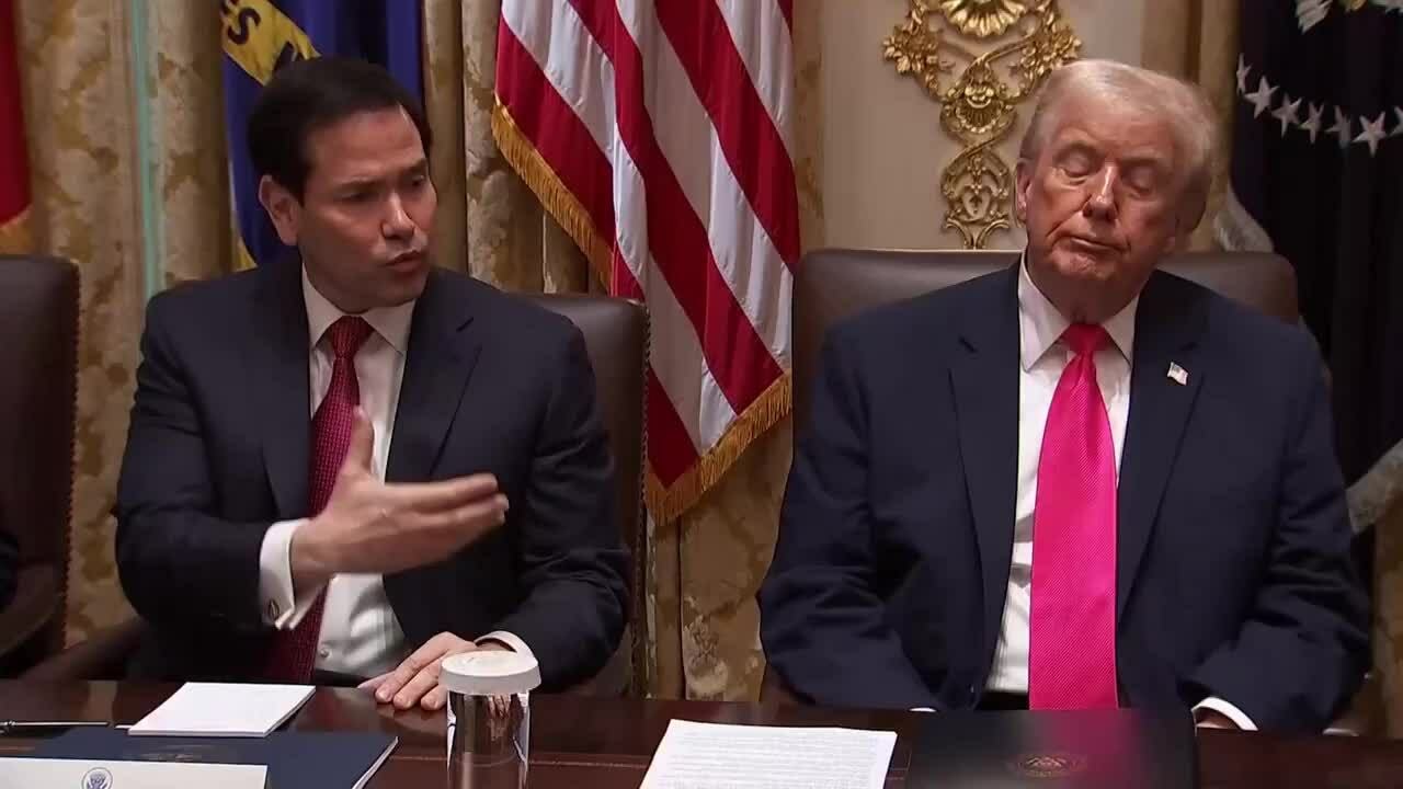 Ông Trump 'cố chống cơn buồn ngủ' trong cuộc họp Nội các