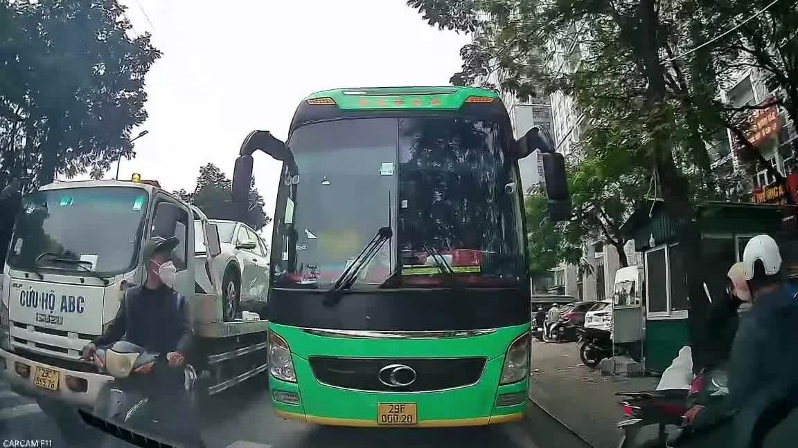 Xe 45 chỗ lấn làn chặn lối xe đi đúng chiều