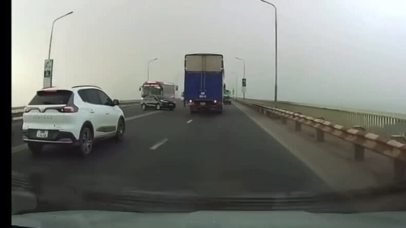 Xe tải đâm xe con xoay ngang hất sang phía xe khách