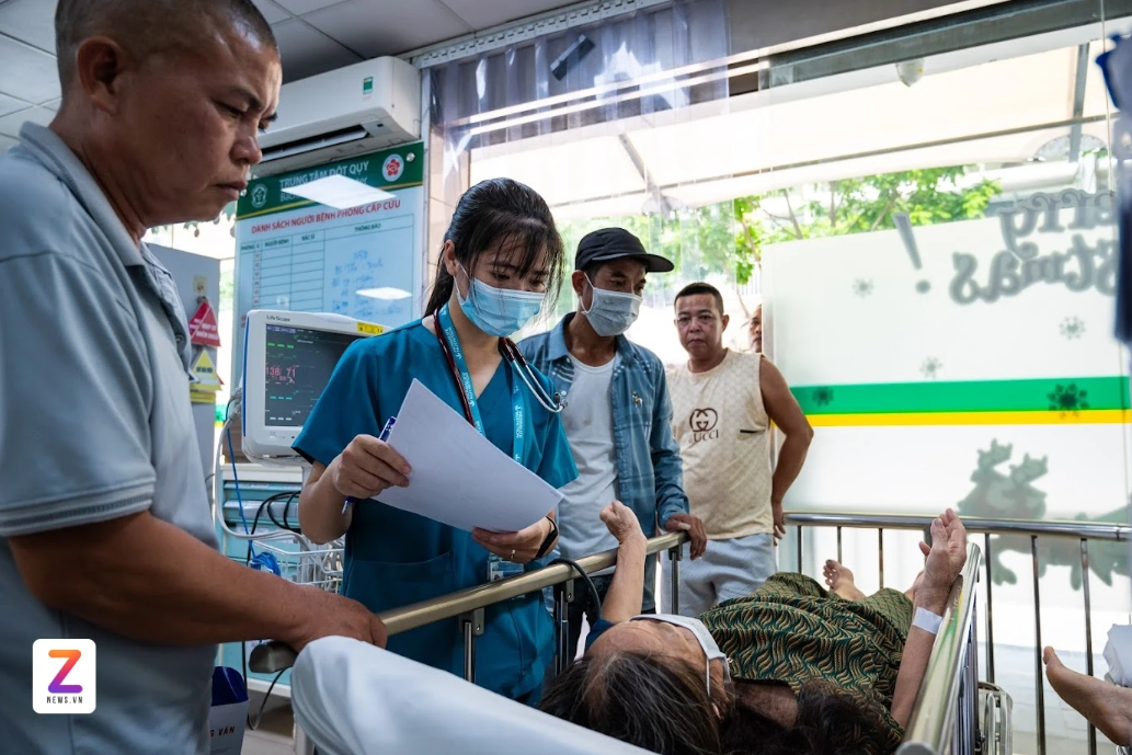 Bệnh nhân đến cấp cứu tại Trung tâm Đột quỵ, Bệnh viện Bạch Mai (Znews)