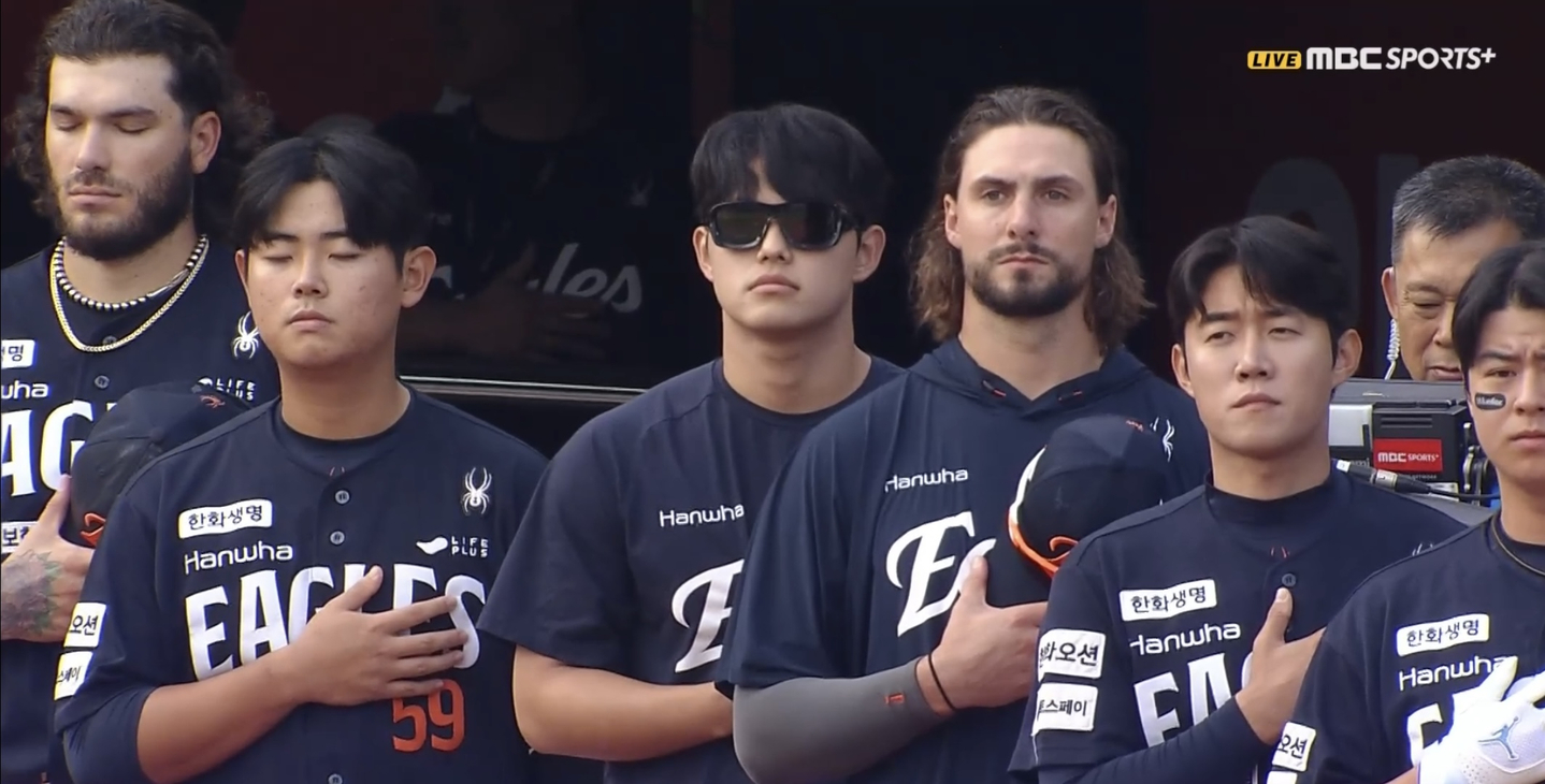 4 cầu thủ bóng chày cạo sạch râu trong khi những cầu thủ nước ngoài để râu