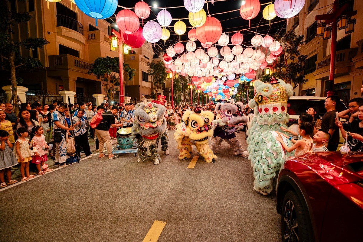 Với dòng khách dồi dào, hoạt động kinh doanh tại Asia Vibe diễn ra sôi động cả ngày lẫn đêm.