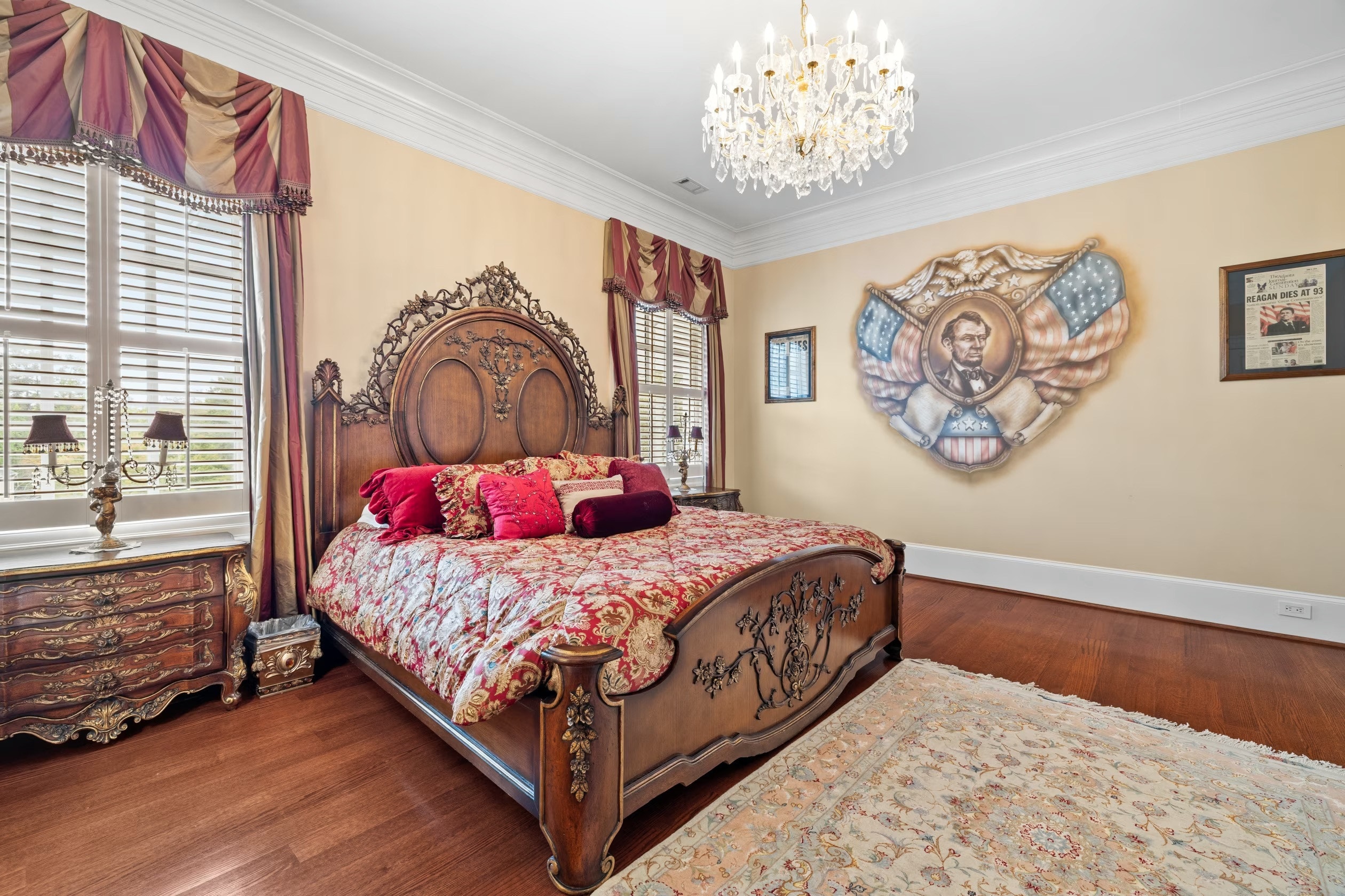 Một bức tranh tường vẽ tay chân dung Abraham Lincoln được treo trong phòng ngủ lấy cảm hứng từ Phòng ngủ Lincoln của Nhà Trắng. (Ảnh: Camilo Jimenez/WSJ)