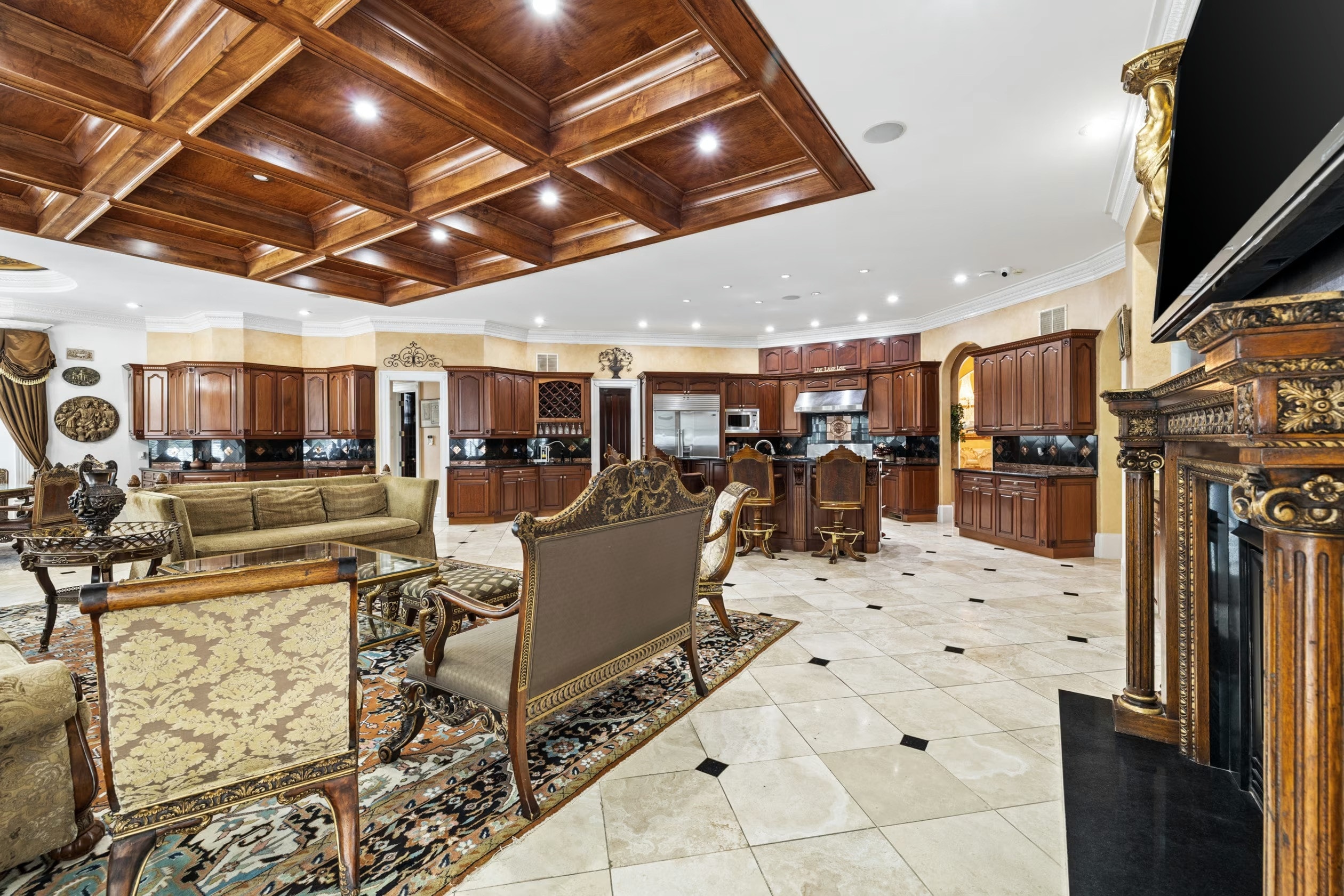 Nhà bếp của khu nhà chính, nơi còn có hai phòng thiền, một phòng chiếu phim tại gia và phòng xông hơi. (Ảnh: Camilo Jimenez/WSJ)